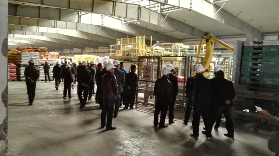 种植大户正在参观麻豆精品视频复合肥厂家